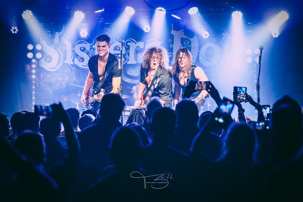 SistersDoll's tweet photo. 📍 SYDNEY! 🔥

We’re back next weekend for 2 BIG shows: 

FRI 20 • Botany View — **HEADLINING**
SAT 21 • Hornsby RSL — w/ Baby Animals 

Let’s go, Doll Army. Tix in bio. See you there. 👊

📸 Tania Smith Photography

#SistersDoll #DollArmy #TheHarbourAgency https://t.co/phyiDIsT8C
