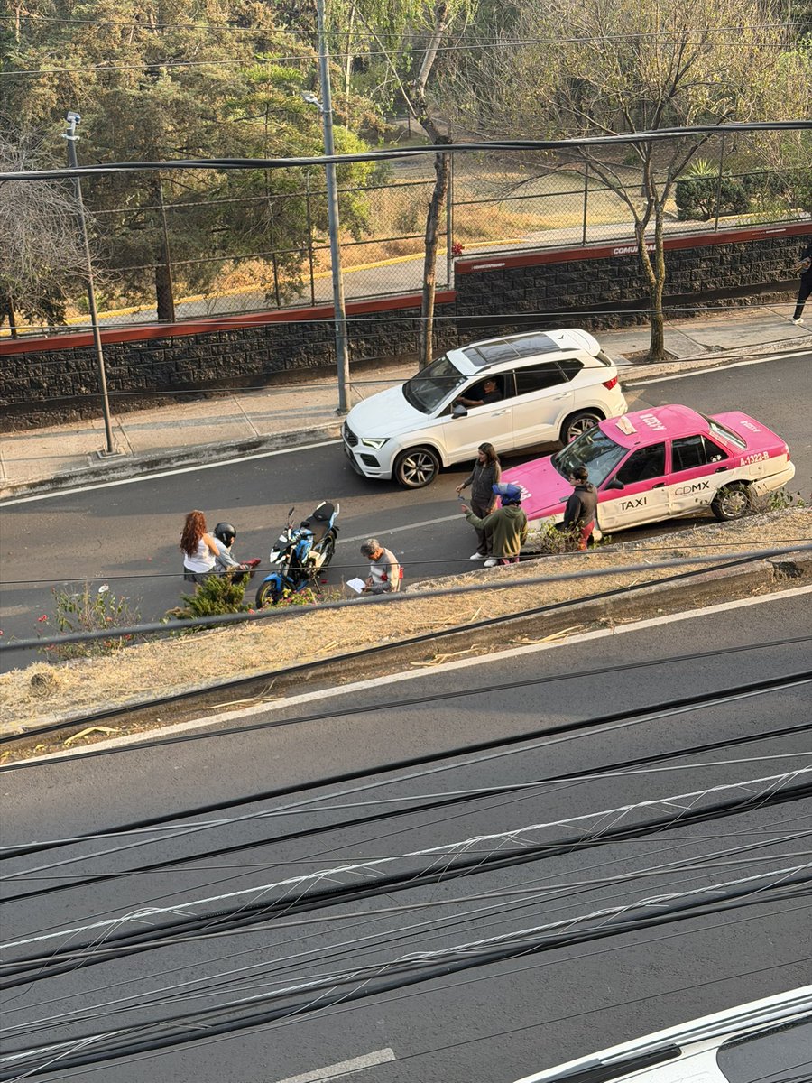 Accidente sobre 5 de mayo afuera del parque presa Tarango <a href="/AlcaldiaAO/">Alcaldía Álvaro Obregón</a> <a href="/UCS_GCDMX/">Unidad de Contacto del Secretario SSC CDMX</a>