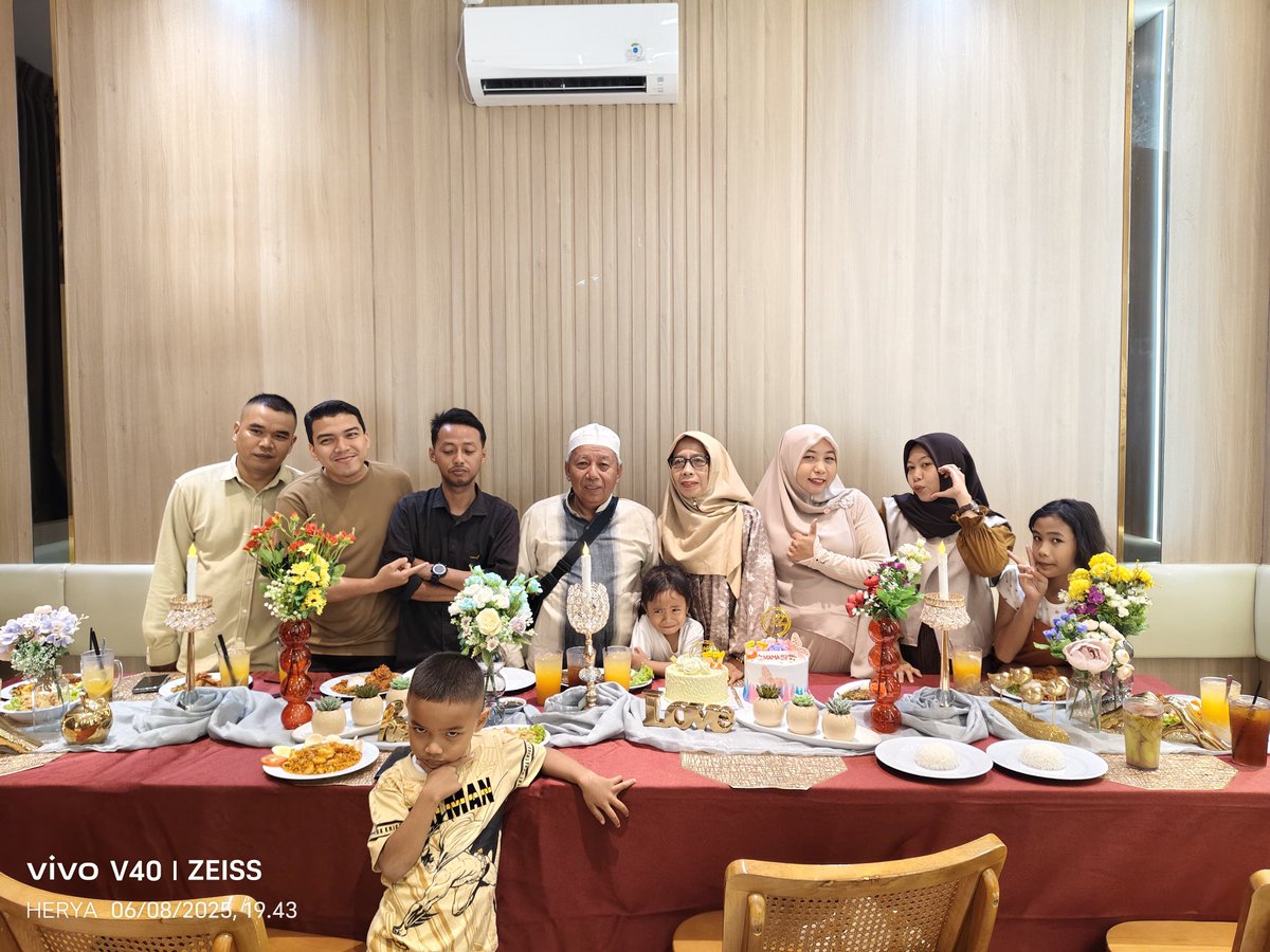 navyaddict26's tweet photo. Birthday mom 😚😇😍 https://t.co/ccNO9X6NJK