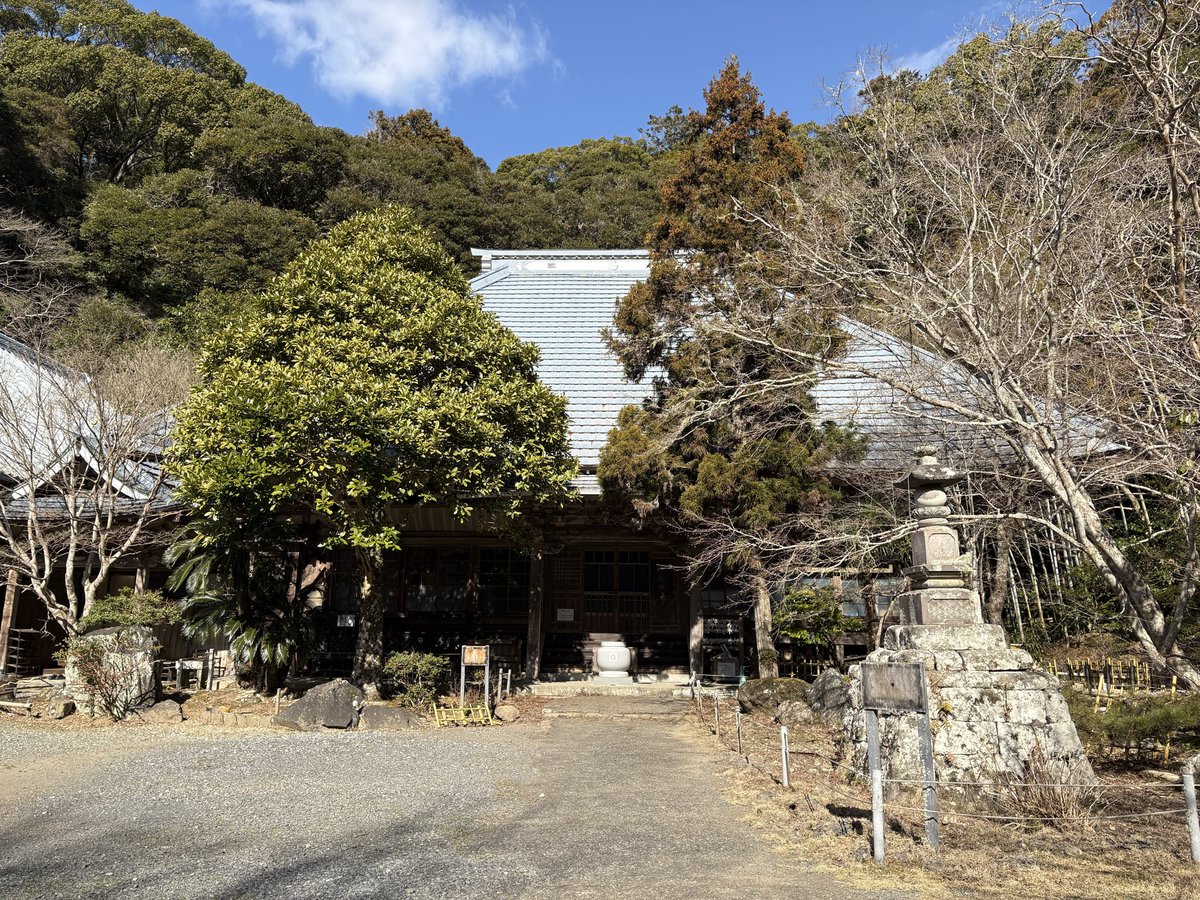kazane101's tweet photo. 檀特山 小松寺
千葉県南房総市千倉町大貫1057

久しぶりの参拝です。
猫さんが境内で寝ていて、いつ来ても穏やかな時間が流れているお寺です😌🙏
菊理姫の御朱印を頂きました。

#小松寺
#小松寺御朱印 https://t.co/CGlts3CutX
