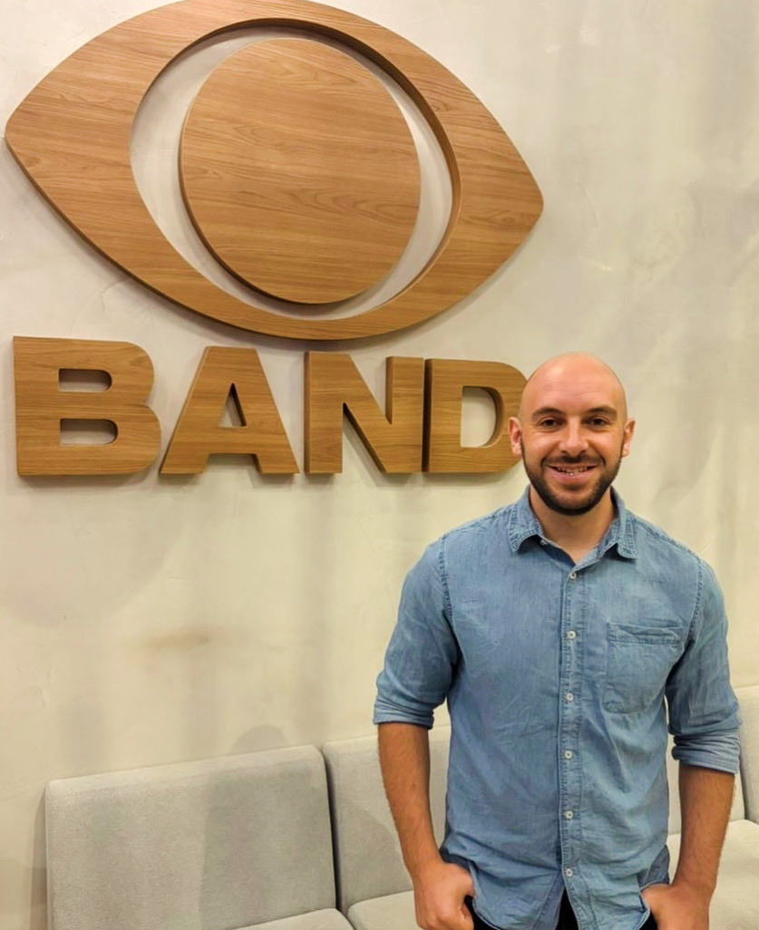 JeanSoaresrg's tweet photo. Começo hoje mais um desafio na minha carreira profissional.  

Chego na Rádio Bandeirantes 94,9 FM, para narrar os jogos da dupla GreNal e participar dos programas esportivos diários. 

Um agradecimento especial ao coordenador Carlos Guimarães e a confiança dos demais colegas. https://t.co/t5Mb0ZwRcp