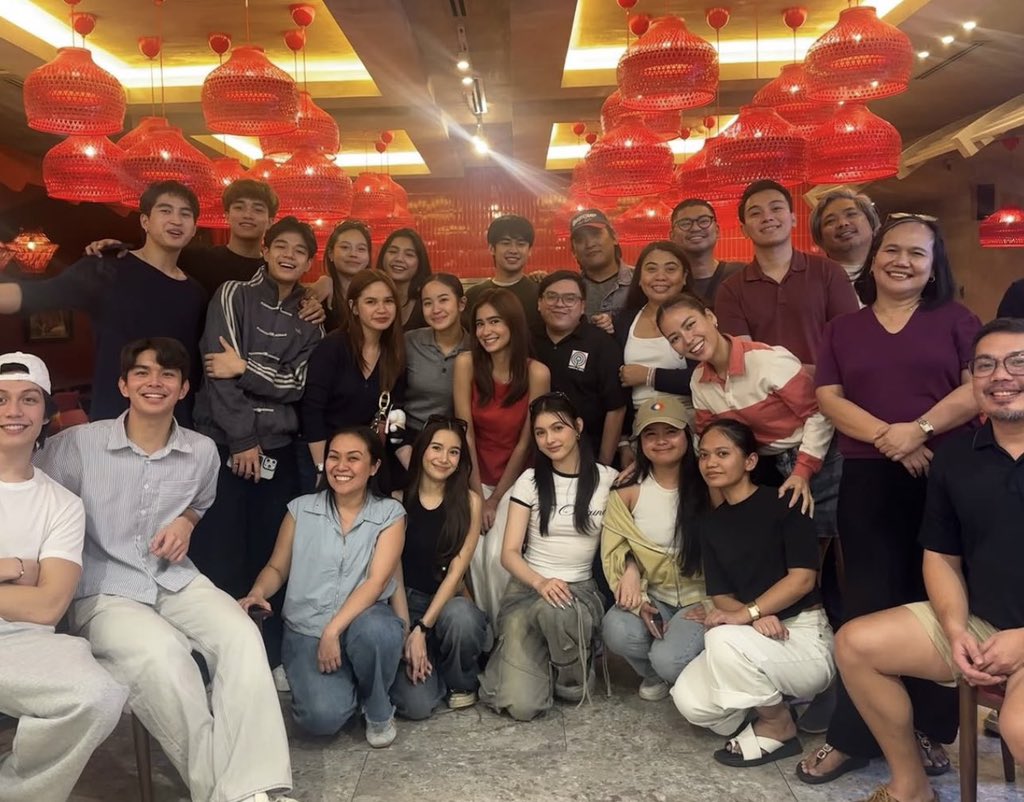 chstarkive's tweet photo. 13/20 ex-hms with pbb staffs and chef jorge 🤍 https://t.co/LBayjWily5