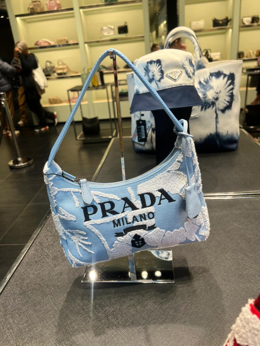 Elsie65789's tweet photo. Luxury meets elegance ✨👜 Perfect accessory to elevate any look! #Prada #LuxuryFashion #ChicStyle #FashionAddict https://t.co/5FxgdId7vO