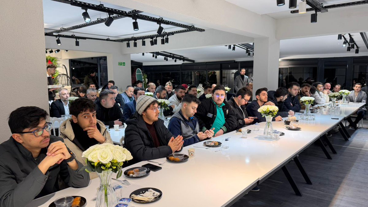 suatkilic's tweet photo. Milli Gençlik Derneği Samsun Şubesi’nin davetiyle, sahur öncesi üniversiteli genç kardeşlerimizle buluştuk, hasbihal ettik. Memleket meselelerine duyarlı ve şuurlu bir gençlik yükseliyor inşallah…

@milligenclikmgd  @mynsgonca https://t.co/dcAfu5wuKn