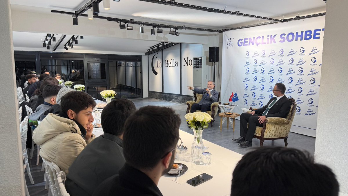 suatkilic's tweet photo. Milli Gençlik Derneği Samsun Şubesi’nin davetiyle, sahur öncesi üniversiteli genç kardeşlerimizle buluştuk, hasbihal ettik. Memleket meselelerine duyarlı ve şuurlu bir gençlik yükseliyor inşallah…

@milligenclikmgd  @mynsgonca https://t.co/dcAfu5wuKn