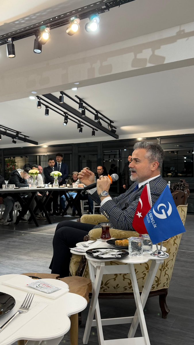 suatkilic's tweet photo. Milli Gençlik Derneği Samsun Şubesi’nin davetiyle, sahur öncesi üniversiteli genç kardeşlerimizle buluştuk, hasbihal ettik. Memleket meselelerine duyarlı ve şuurlu bir gençlik yükseliyor inşallah…

@milligenclikmgd  @mynsgonca https://t.co/dcAfu5wuKn