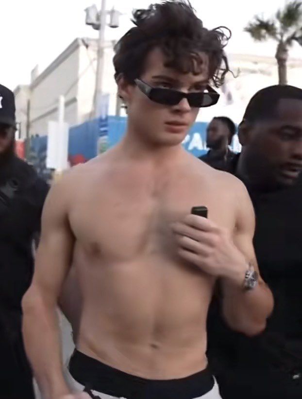 ClavicularNews's tweet photo. Clavicular's physique now, compared to 4 months ago before he quit the gym 👀 https://t.co/FYGfODj0ux
