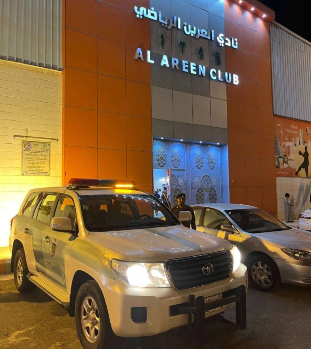 AreenClub's tweet photo. رئيس نادي #العرين يشكر شرطة ظهران الجنوب ومرور المحافظة وهيئة الهلال الأحمر السعودي على دعمهم الكبير خلال إقامة الدورة الرمضانية ، مثمناً جهودهم المباركة في تواجدهم المستمر .
#ظهران_الجنوب 
#أجاويد4 https://t.co/fXIp1tBY55