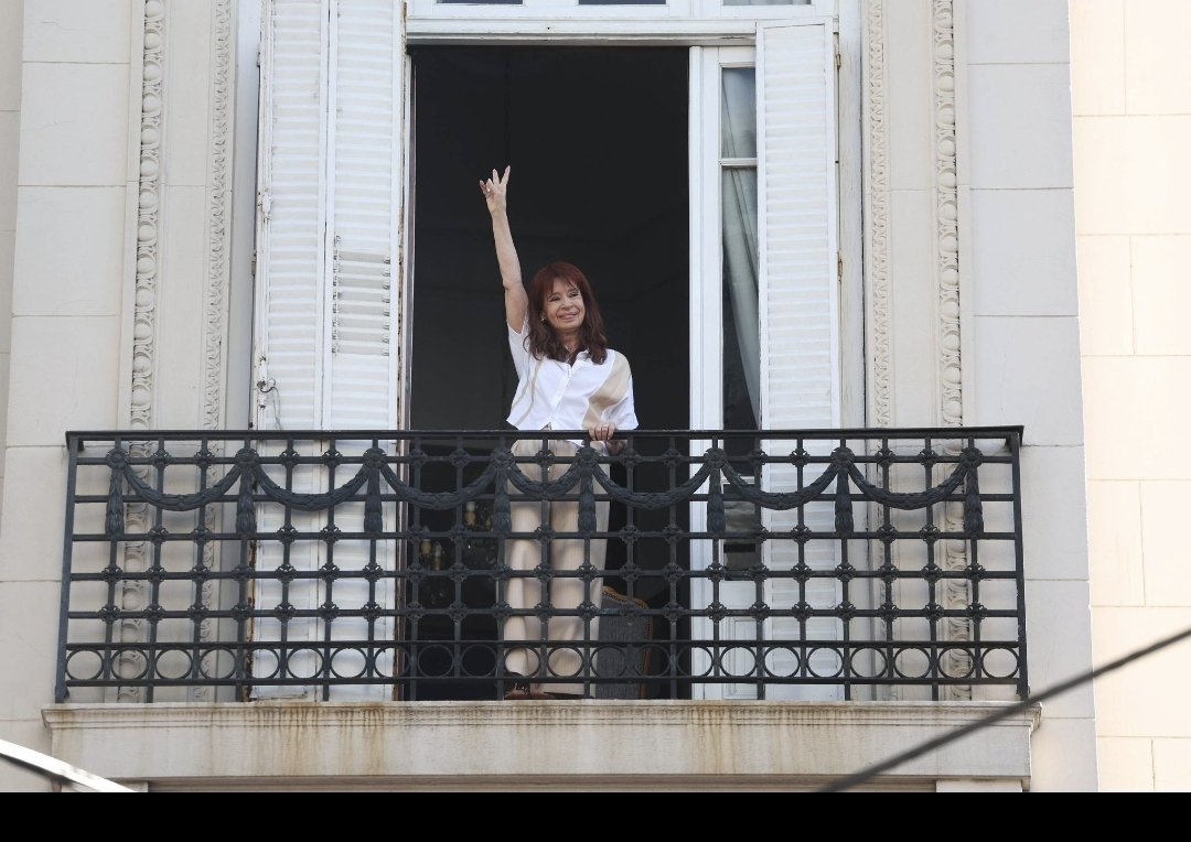 Uno de mis deseos de éste año es su libertad y que caigan todos los traidores a ella y al pueblo. 

#cristinalibre #CristinaEsInocente