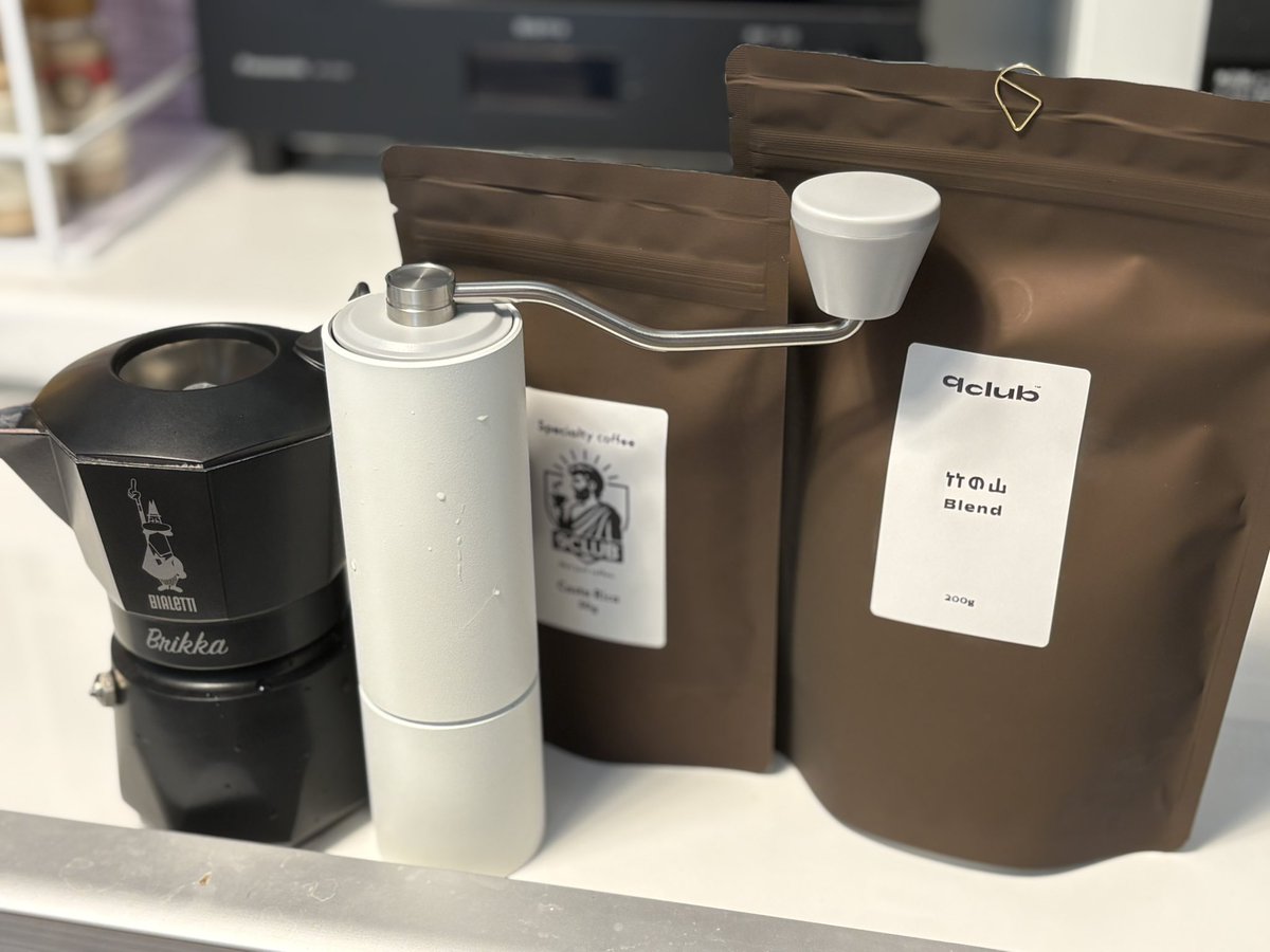 今朝も <a href="/9CLUBCOFFEE/">9CLUB</a> のスペシャルティコーヒーを挽いてカフェオレに☀️

豆を挽く音、立ち上る香り、淹れたての一口。これが朝の贅沢🤤

先日のCoffee Meetupで提供されたATARIHさん焙煎の豆。新鮮で香り高く、市販品とは別次元。しかもSui/Solana USDCでめっちゃお得に購入可能とのこと。

激うまよ。