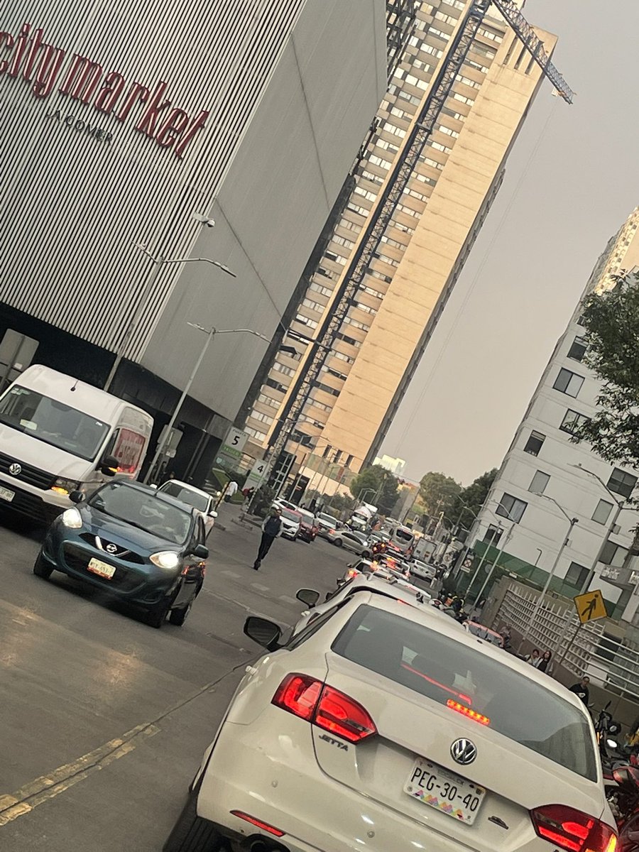 JackieVBustillo's tweet photo. @GobCDMX 20 minutos para avanzar 100 metros? No dejen maniobras en lago Zurich en horas pico https://t.co/V7QEjmkndl