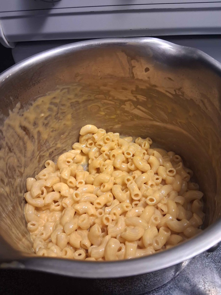 Nissan1O1's tweet photo. So, I'm in a call with @BupBoi5 and he streamed himself makin Mac &amp; Chesse... Bro wtf is this shit bruh! THERE'S NO SEASONIN! IT'S SO FUCKIN PALE! There's no way ya'll in America think this shit is good 🙏 https://t.co/XvNQybSbjI