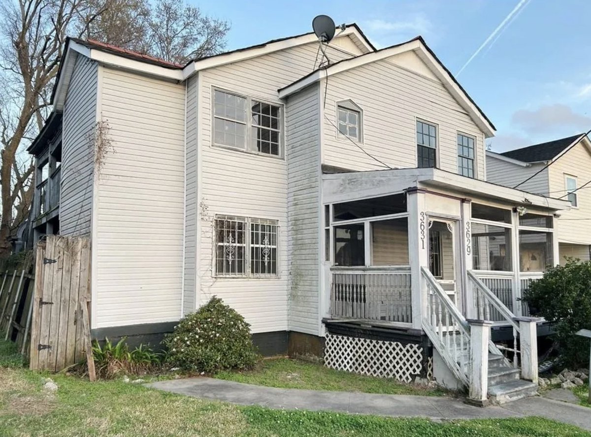 oldhouseunder50's tweet image. Functioning as either a #duplex or a large single-family residence, this #Louisiana property features two separate living spaces and dual climate control. 
oldhousesunder100k.com/spacious-duple…