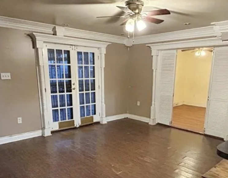 oldhouseunder50's tweet image. Functioning as either a #duplex or a large single-family residence, this #Louisiana property features two separate living spaces and dual climate control. 
oldhousesunder100k.com/spacious-duple…