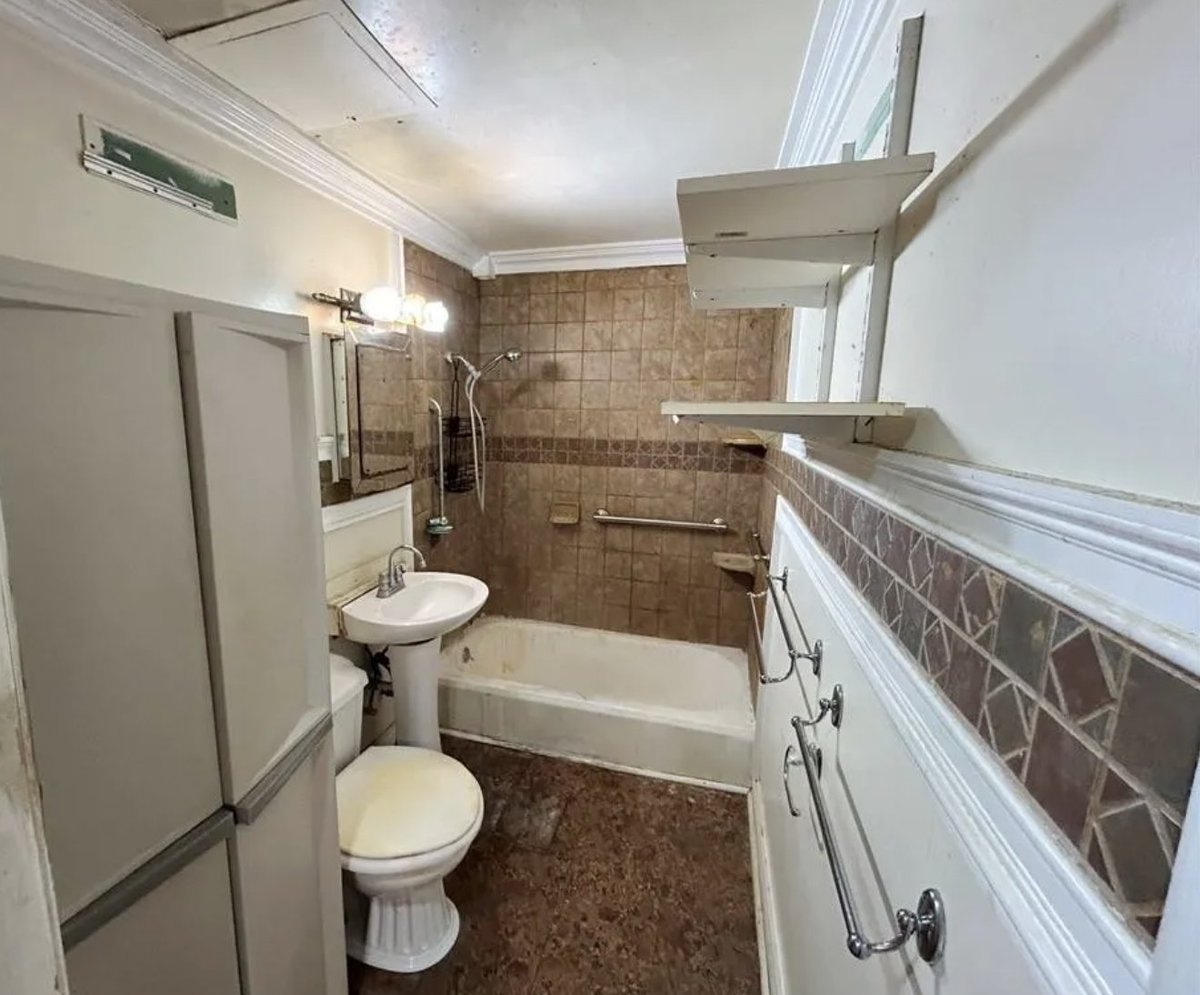 oldhouseunder50's tweet image. Functioning as either a #duplex or a large single-family residence, this #Louisiana property features two separate living spaces and dual climate control. 
oldhousesunder100k.com/spacious-duple…