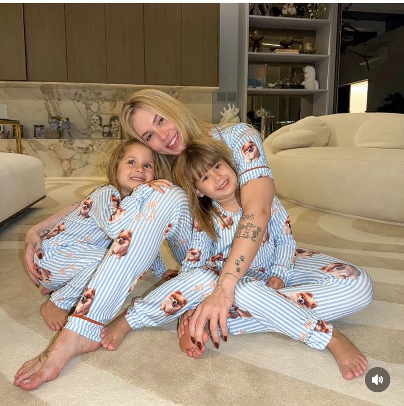 toria_sorella's tweet photo. Família linda 💖💜💙 https://t.co/4cbCBOnLn6