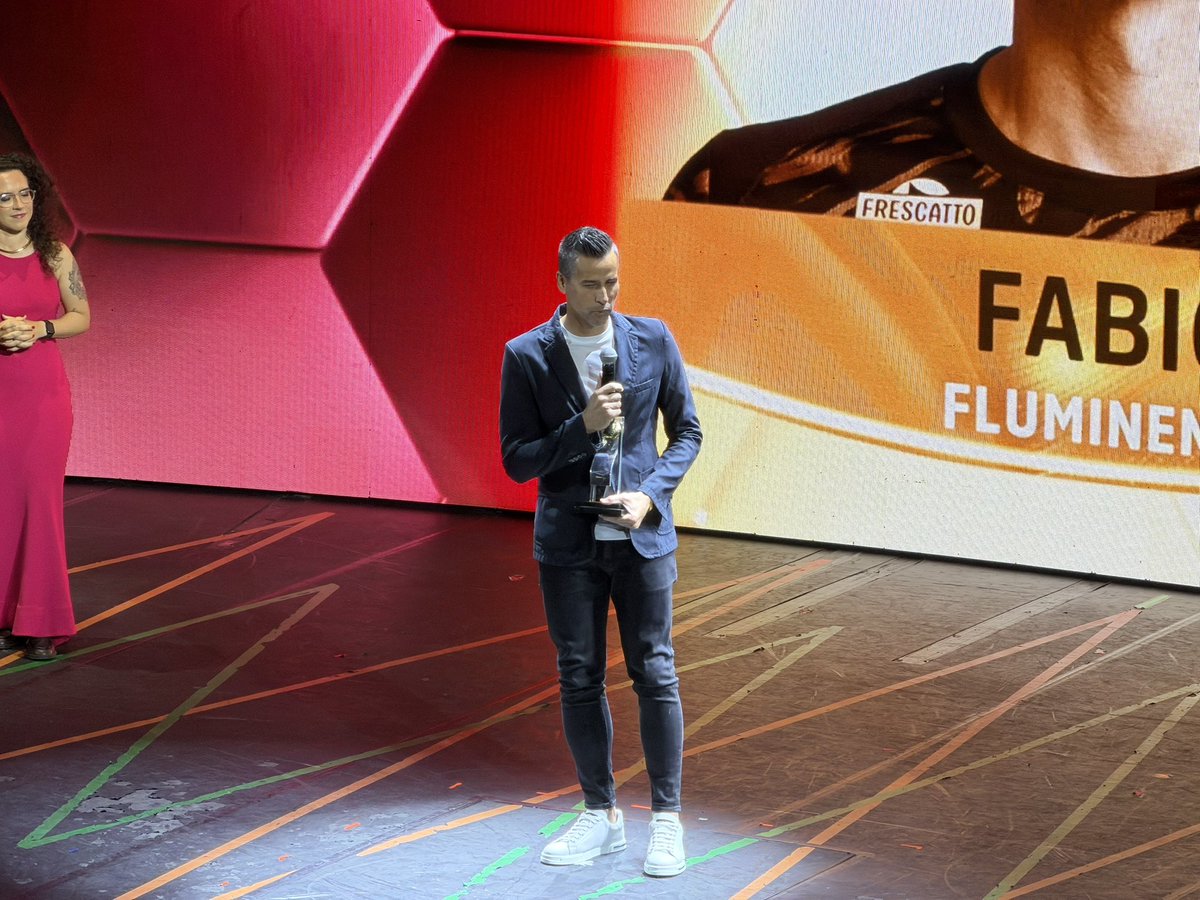 Fabio recebendo o troféu de melhor goleiro do Cariocão 2026 e avisou: “estou só começando a carreira”.