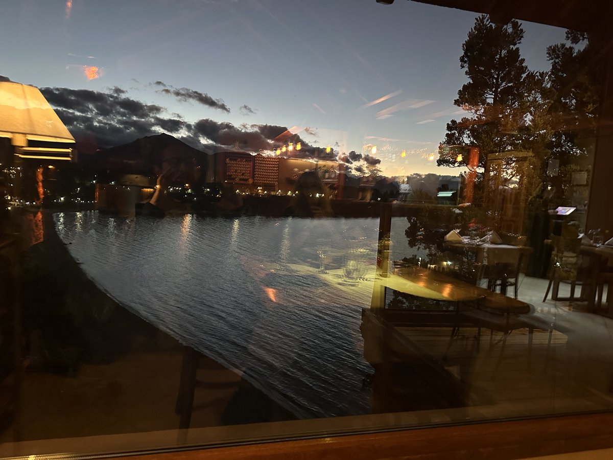 La playa despide la tarde, aquí en las costas del Mar Caspio.