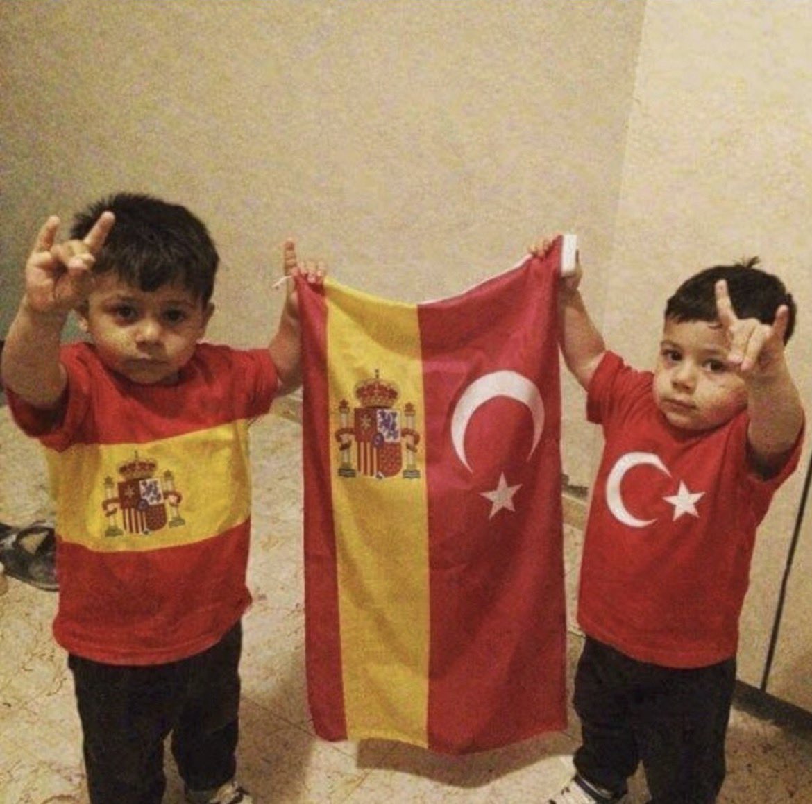 orhanydin's tweet photo. #ispanyatürkiye 

#holalosturcos https://t.co/tEUsPpTE9b