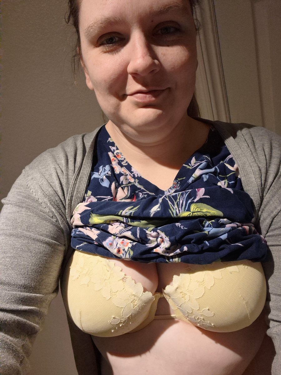 JennyAllen2019's tweet photo. Hubby loves the new bra!! Looks better on the floor 😉
#nsfw #milf #chubby https://t.co/YArYe7ww69