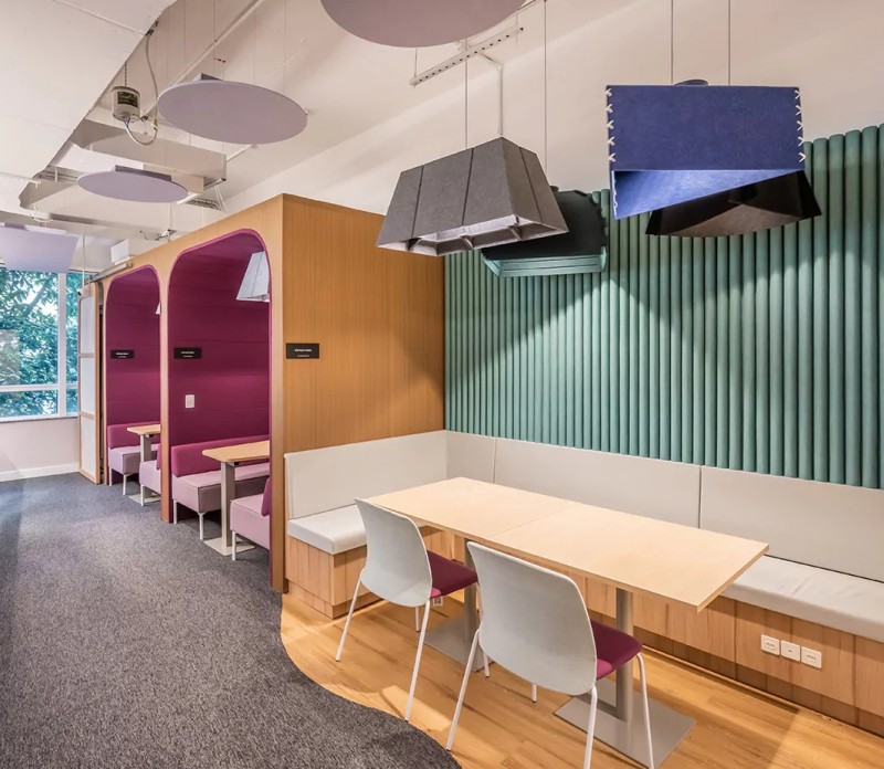 Ruídos da rua ou do toc-toc da vizinha do apartamento acima do seu estão tirando seu sossego? Veja o que é possível fazer para aumentar o conforto acústico da sua casa ou apartamento!
simplesdecoracao.com.br/2026/02/muito-…