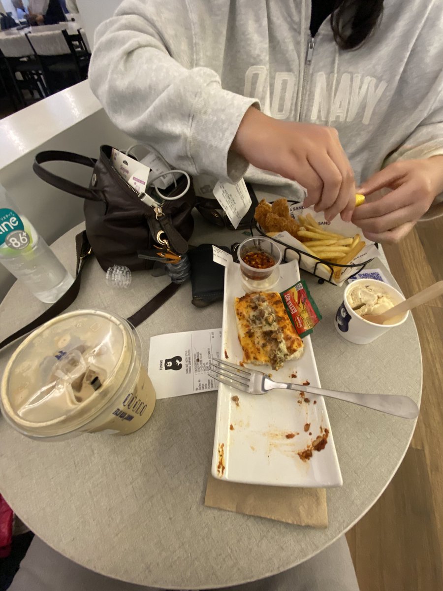 Nielsha🐈🧃🙂‍↕️ tweet media