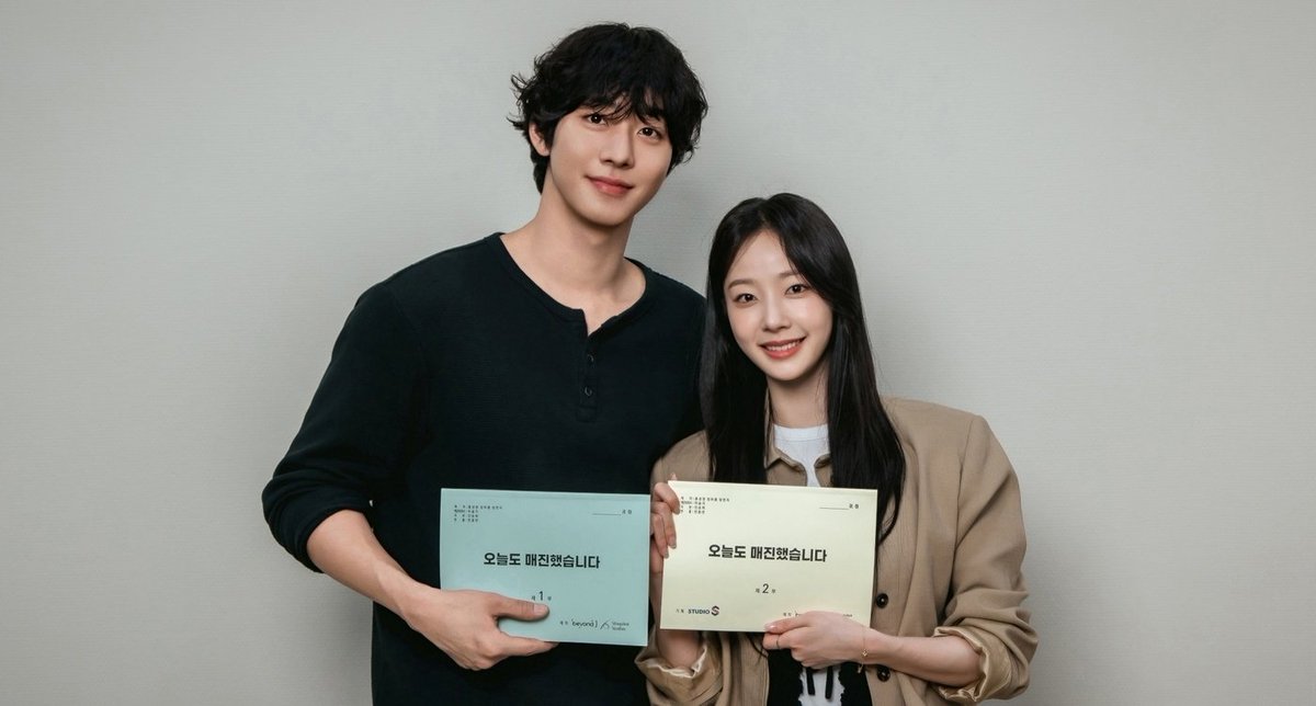 daheeverse's tweet photo. Upcoming SBS romcom drama <#SoldOutOnYou> script reading pics 📸
First broadcast on April 22 🤍
#오늘도매진했습니다 #ChaeWonBin #AhnHyoSeop #KimBum #GoDooShim https://t.co/tn373BnGa9