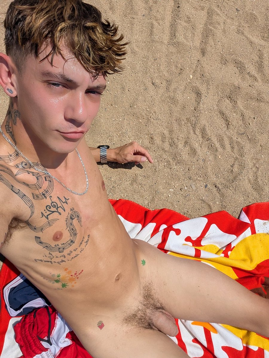 PrettyBoyTJxxx's tweet photo. Beach day ☀️😈 https://t.co/93PqZgyYB9