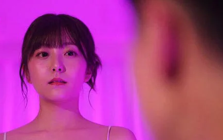 厳しい女上司と、夜の街で遭遇した結果...

これは名作と言われるのも納得。