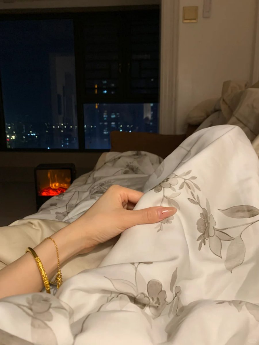 mhde20012's tweet photo. From dusk till dawn in my little haven. Who's joining the chill? 🌌🛏️ https://t.co/SW4tKScZ8V