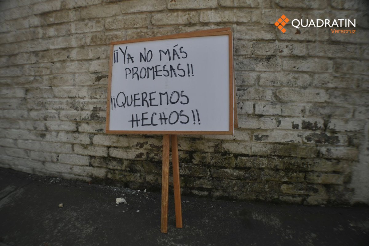 Quadratin_Ver's tweet photo. 🚧 Habitantes de Atzalan, Altotonga y Misantla se manifestaron 🚧
Acudieron a las instalaciones de la SIOP para exigir la realización de obras carreteras en la zona serrana del municipio de Atzalan. 🛣️📄
📸: @tonavarroo
#Atzalan #SIOP #Manifestación #Infraestructura #Quadratín https://t.co/AOv0pf8tmQ