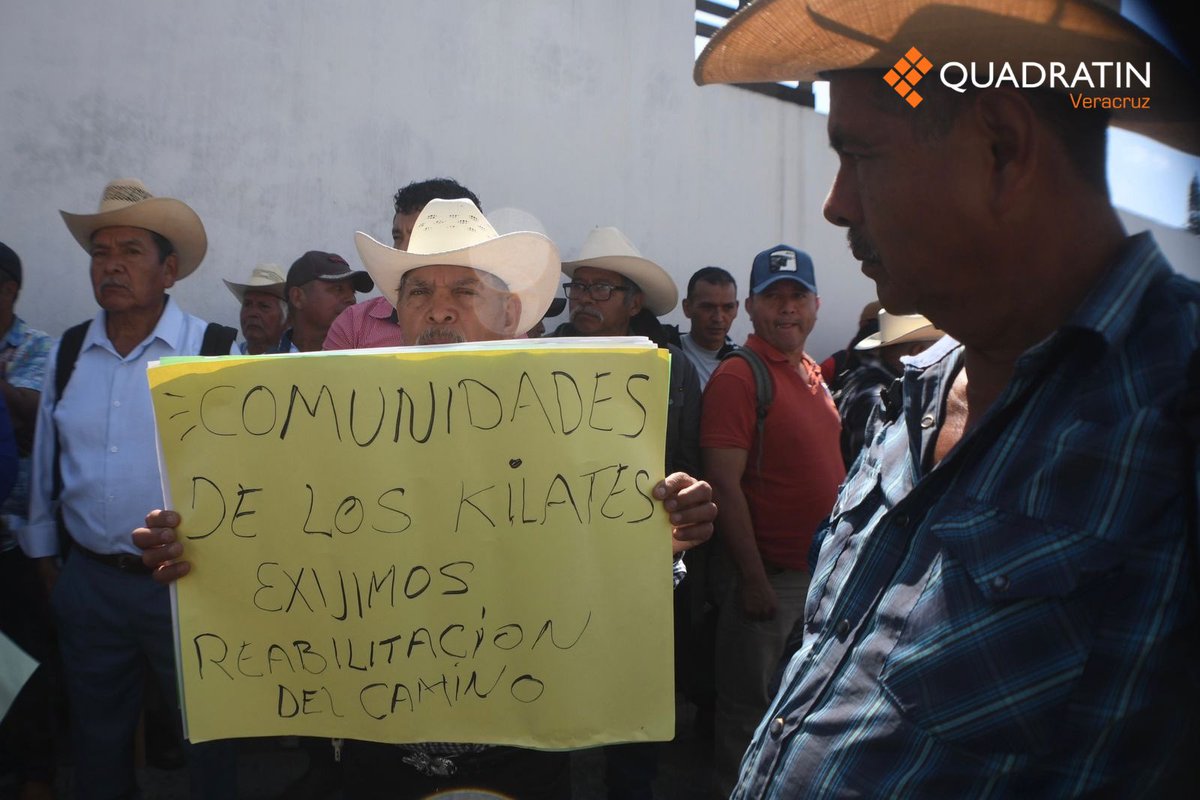 Quadratin_Ver's tweet photo. 🚧 Habitantes de Atzalan, Altotonga y Misantla se manifestaron 🚧
Acudieron a las instalaciones de la SIOP para exigir la realización de obras carreteras en la zona serrana del municipio de Atzalan. 🛣️📄
📸: @tonavarroo
#Atzalan #SIOP #Manifestación #Infraestructura #Quadratín https://t.co/AOv0pf8tmQ