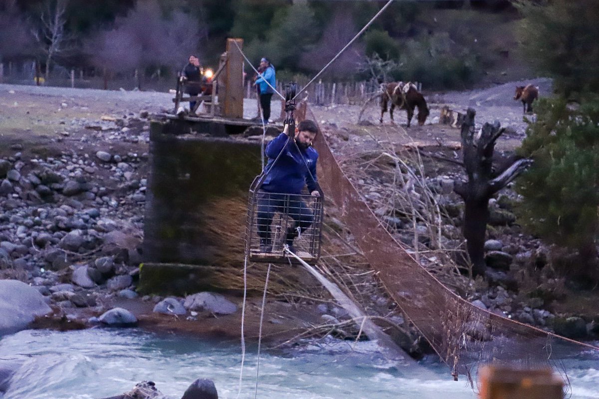 SofiCifuentesG's tweet image. Nunca olvidaré que estuve presente en ese momento. Todos estábamos con pánico, los escoltas no podían creerlo, los peñi aplaudían. Prometió después de eso el puente y lo cumplió. 

Adjunto foto de ese día. Realmente quedamos todos asombrados.