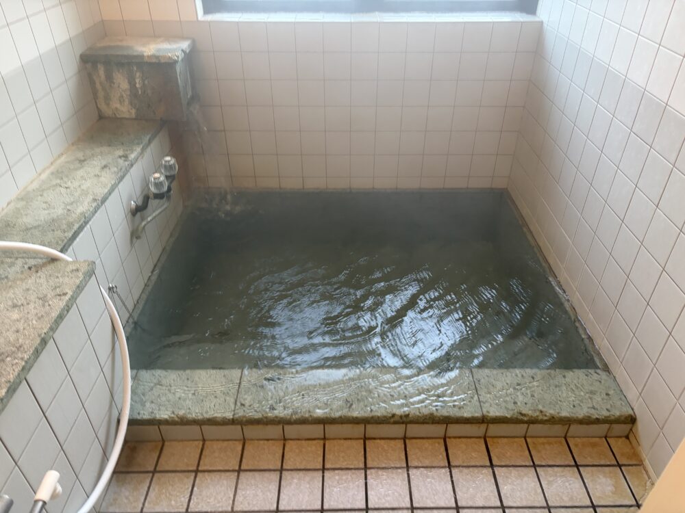 kou_onsenzanmai's tweet photo. 「伊豆の温泉ベストシーズンは？」→「3〜5月」だと思ってて、今、最高と思ってるのはこの7宿
（すべて極上湯かけ流し♨️）
・伊東温泉「大東館」＊気楽、貸切、コスパ、駅近
https://t.co/MXk3sgGEiU
・伊東温泉「ペンション ア・ドマーニ」＊部屋食、貸切、駅近（川奈駅）
https://t.co/DQbiA3upIe
・片瀬温泉「福松荘」＊貸切温泉、部屋食、駅近
https://t.co/QZX2TQNmYJ
・白田温泉「宮田荘」＊部屋食、穴場！、駅近
https://t.co/sq4Fl5Wnwe
・雲見温泉「富久三苑」＊貸切温泉、コスパ断トツ
https://t.co/i3Dlvufhjz
・下田温泉「おがわ旅館」＊コスパ、貸切温泉、駅近
https://t.co/NnDk3tplDJ
・横川温泉「千代田旅館」＊穴場！、貸切温泉、部屋食
https://t.co/3YdNCgvizH
