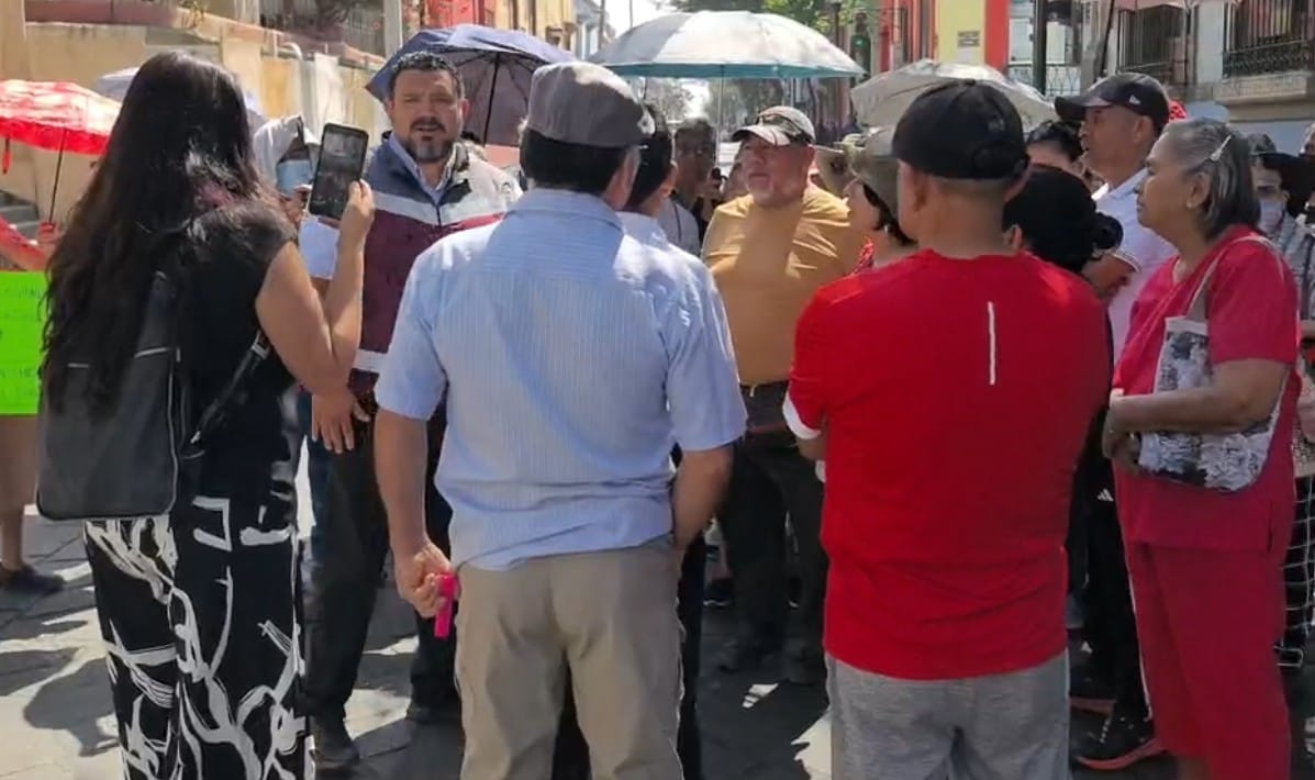 OaxNT's tweet photo. @raychagoya ratero,le dicen vecinos de #SanMartín mientras bloquean la avenida Independencia,exigen conclusión de obra,la afectación es para más de 500 familias,toda vez que rompieron tomas de agua y no volvieron a reanudar la obra, así la ambición del edil del @MunicipioOaxaca https://t.co/3mCgH8O13O