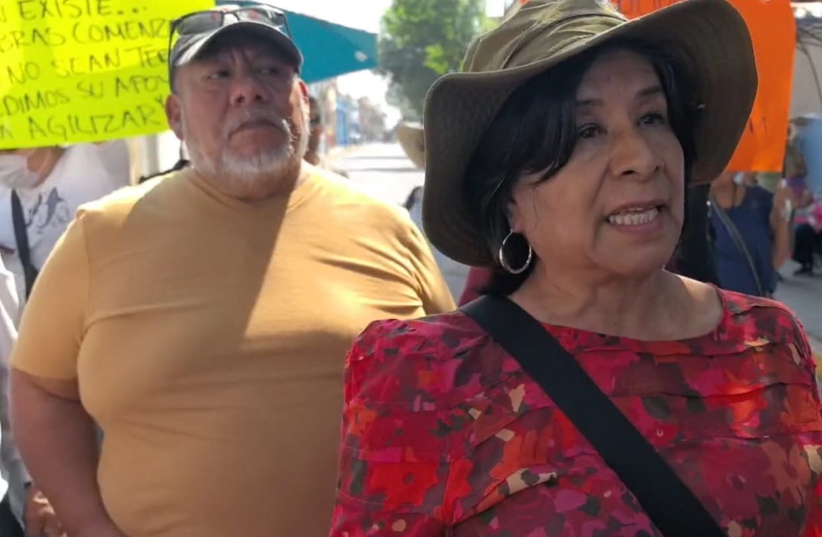OaxNT's tweet photo. @raychagoya ratero,le dicen vecinos de #SanMartín mientras bloquean la avenida Independencia,exigen conclusión de obra,la afectación es para más de 500 familias,toda vez que rompieron tomas de agua y no volvieron a reanudar la obra, así la ambición del edil del @MunicipioOaxaca https://t.co/3mCgH8O13O