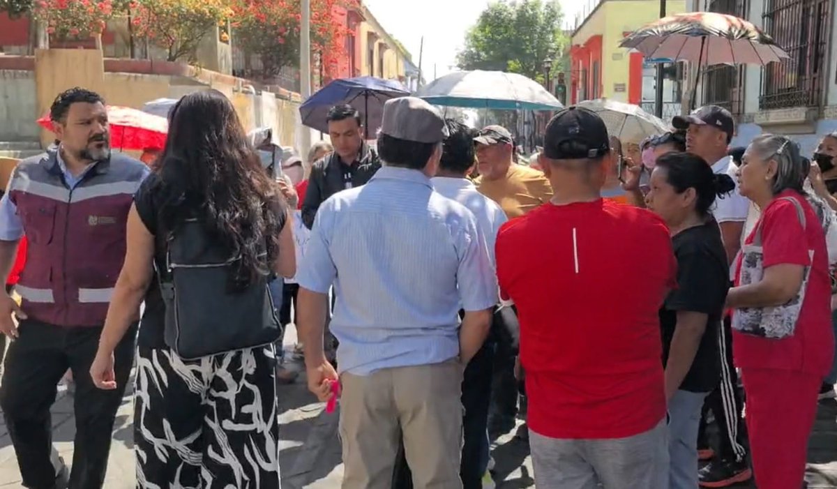 OaxNT's tweet photo. @raychagoya ratero,le dicen vecinos de #SanMartín mientras bloquean la avenida Independencia,exigen conclusión de obra,la afectación es para más de 500 familias,toda vez que rompieron tomas de agua y no volvieron a reanudar la obra, así la ambición del edil del @MunicipioOaxaca https://t.co/3mCgH8O13O