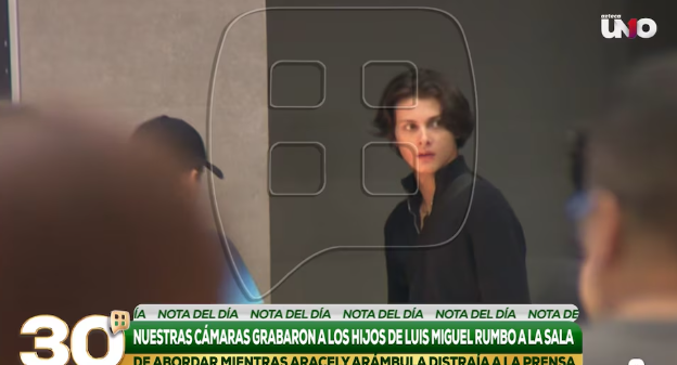 MasFarandulaOf's tweet photo. La reciente difusión de la identidad de los hijos de Aracely Arámbula rompe con el hermetismo que la actriz mantuvo férreamente durante casi dos décadas. Durante años, Arámbula solicitó el respeto de la prensa para proteger la privacidad de Miguel y Daniel, manteniéndolos alejados de los reflectores desde su nacimiento. 
Sin embargo, la filtración de estas imágenes marca un punto de inflexión y abre una nueva —y posiblemente involuntaria— etapa pública para los herederos de "El Sol de México". 

Imagen cortesía: #Ventaneando 
#LuisMiguel #AracelyArámbula