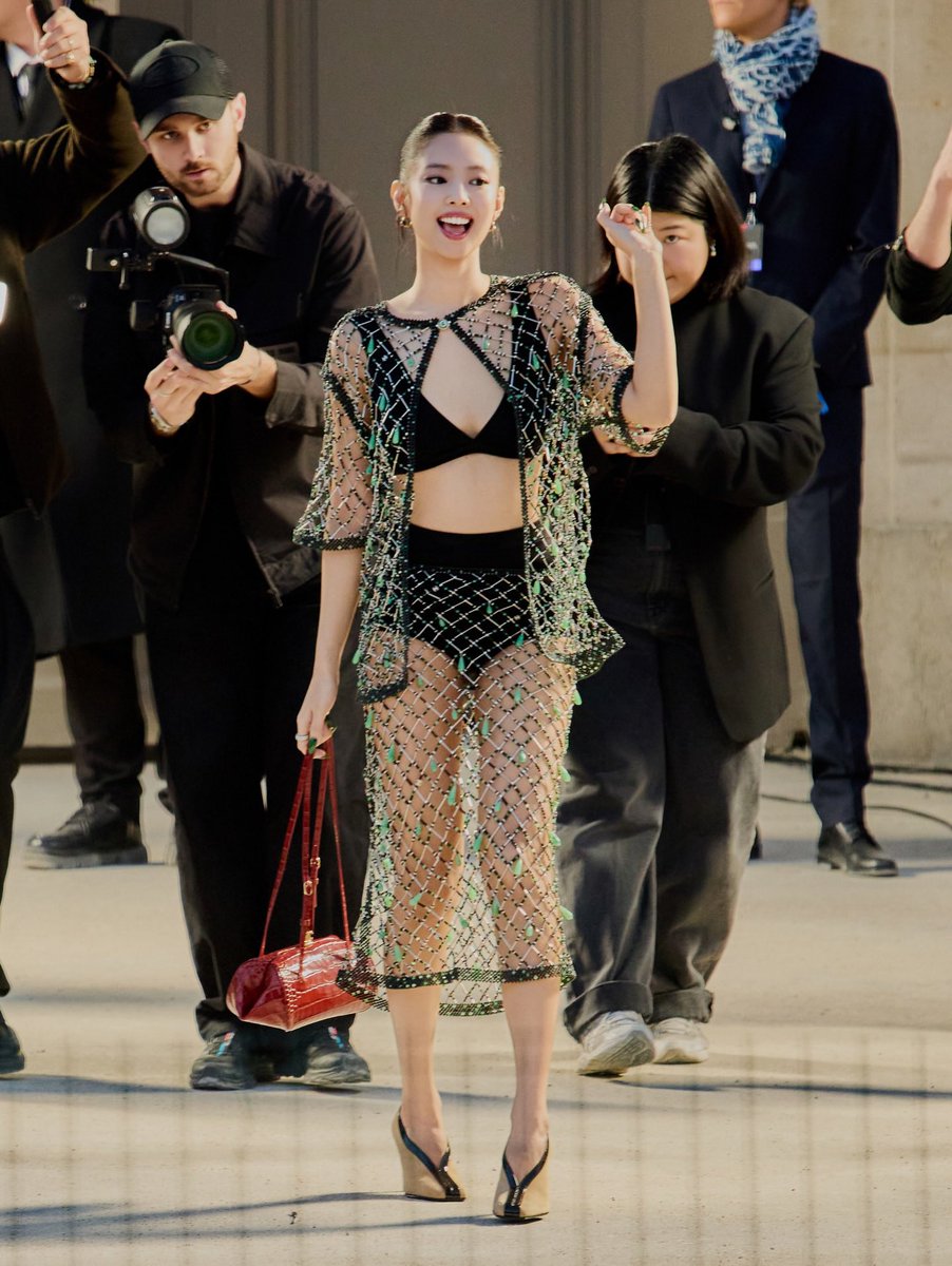 DC 제니 갤러리 tweet media