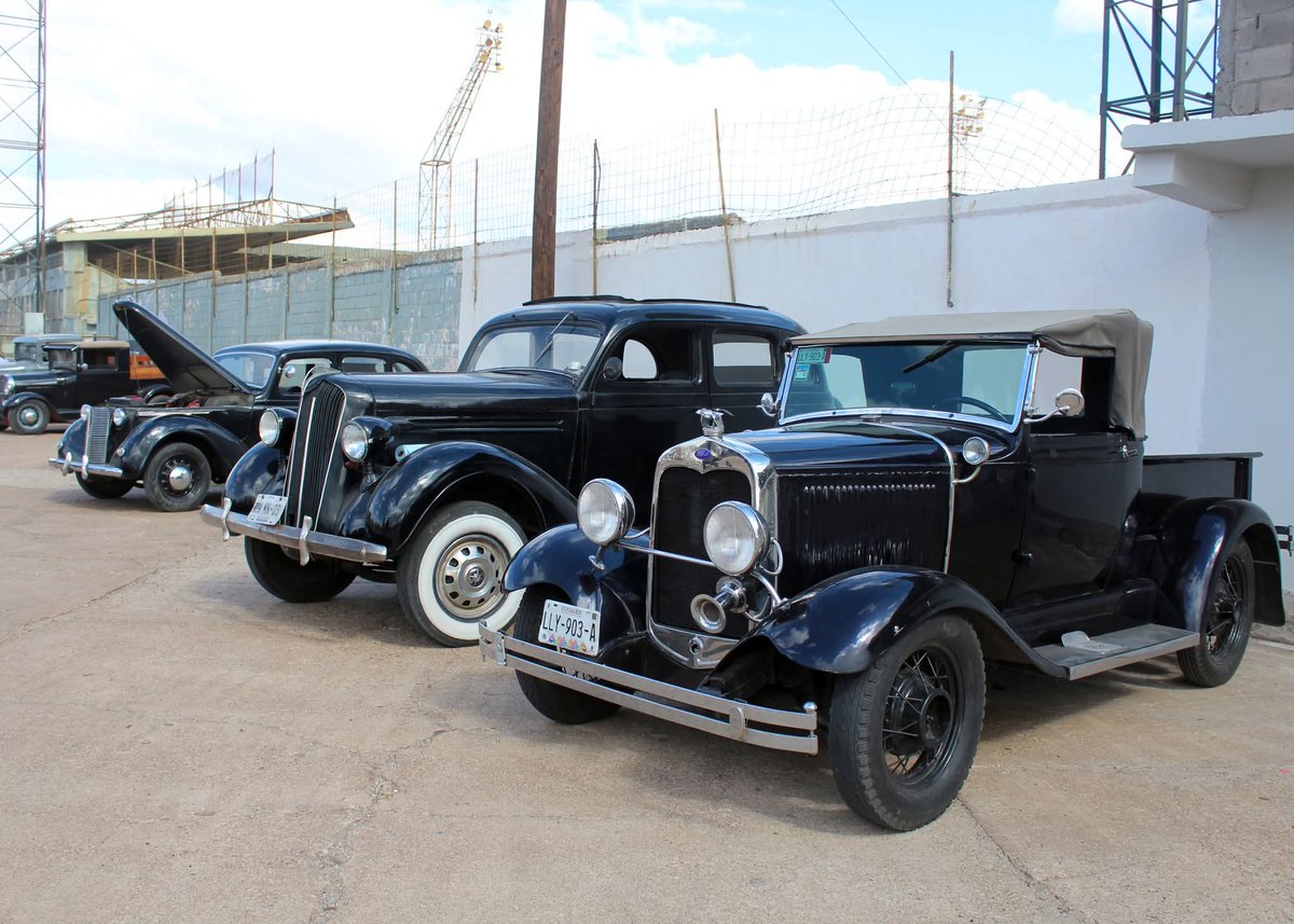 raul_rodrigueza's tweet photo. CANANEA SE CONVIERTE EN SET DE FILMACIÓN PARA PRODUCCIÓN ESTADOUNIDENSE

#Cananea, Sonora.— La ciudad de Cananea comenzó a transformarse en un escenario cinematográfico con la llegada de automóviles clásicos de la década de 1930 que serán utilizados en la filmación de la película “De Noche”, una producción estadounidense encabezada por el productor Todd Haynes.

Las unidades antiguas fueron resguardadas en las inmediaciones del Estadio Mártires de 1906, mientras que en los próximos días se prevé la llegada de integrantes del reparto, colaboradores y del equipo técnico que participará en el rodaje, lo que dará a distintas calles de la llamada “Ciudad del Cobre” una ambientación al estilo Hollywood.

De acuerdo con reportes preliminares, la película recreará una historia ambientada en la primera mitad del siglo XX, por lo que la producción contempla el uso de vehículos y escenografías acordes con esa época, además de locaciones que permitan recrear la atmósfera histórica del periodo.

El reporte fue dado a conocer a través del portal informativo Soy Cobre, donde se detalló que la presencia del equipo cinematográfico generará movimiento en la ciudad durante los días de filmación.