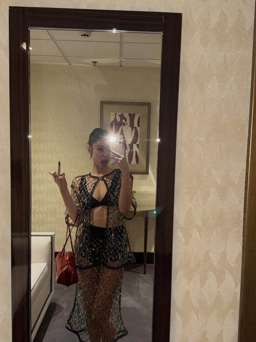 โคตรชอบเจนนี่เวอร์ชั่นเลยยย หลังจากเรื่องราวร้อยแปดพันเก้าที่ชีเจอมาในช่วงไม่กี่วันนี้รัวๆ ก็ชูนิ้วกลางแจกให้พวก haters เลยป้ะ ชั้นรักเจนนี่ในวัย 30 ปีชิบหายย ชีโนสนโนแคร์พวกไม่ชอบชี ถูกต้องที่สุด