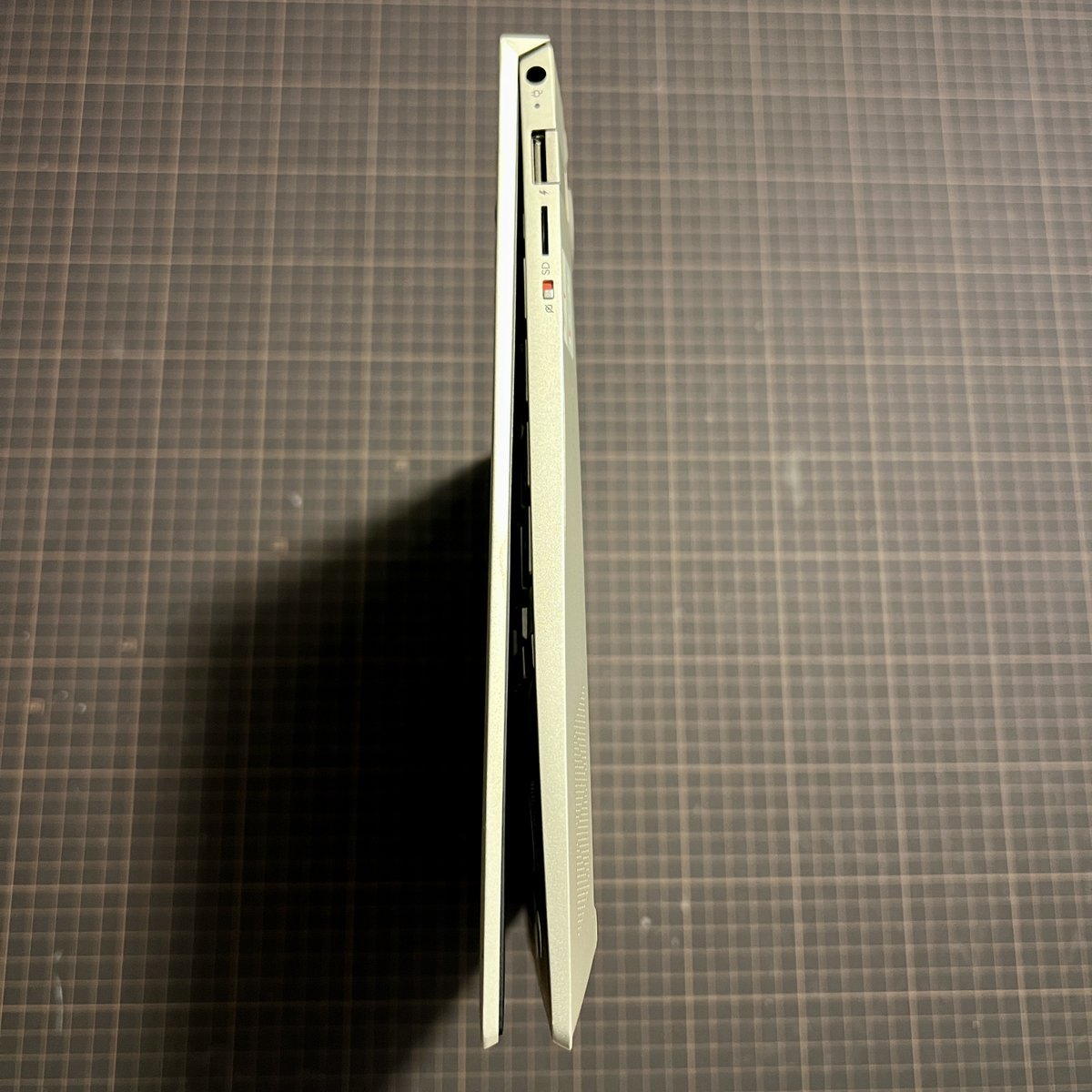junku's tweet photo. バッテリが膨らんでしまって、スクリーンを閉じることができなくなったノートパソコン。修理のご依頼承ります。 https://t.co/gnD5g0HEXz