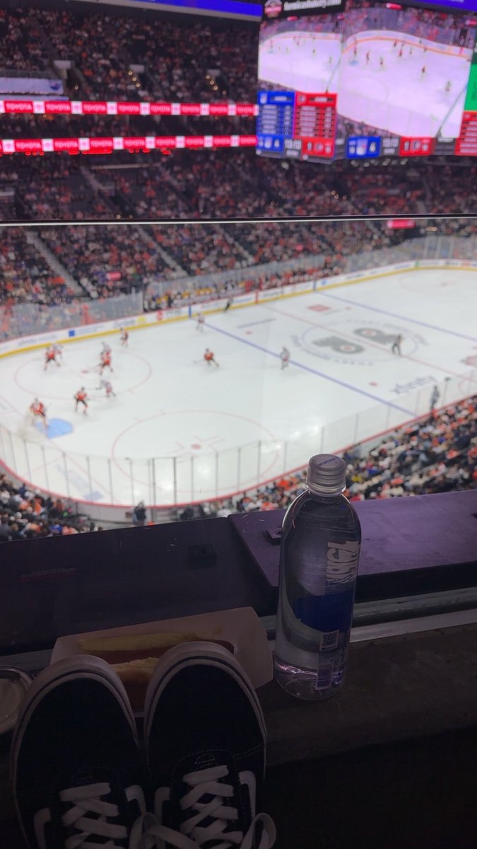 dvnlark's tweet photo. the flyers good luck charm (me) is at it again folks https://t.co/UNbauIxY8Q