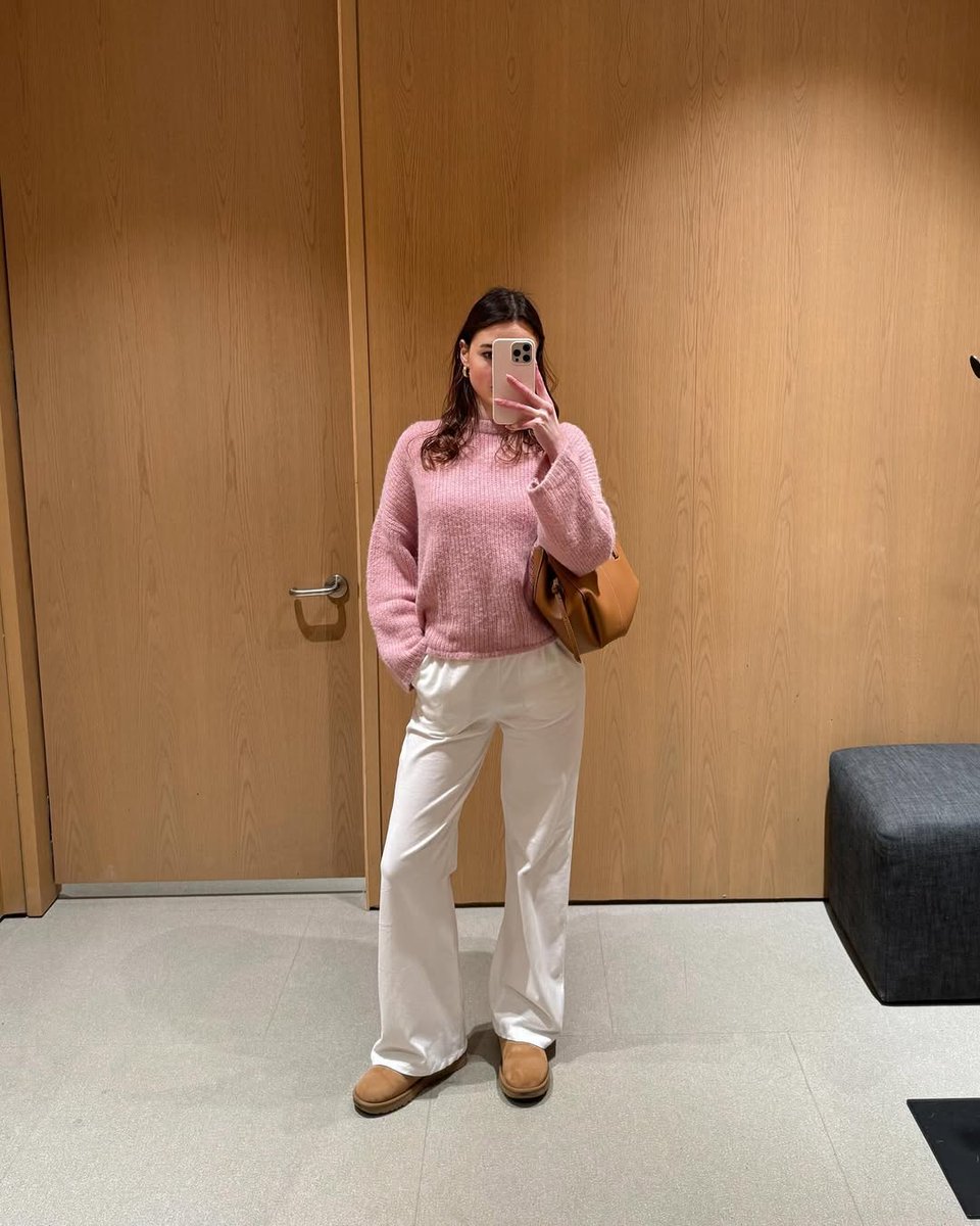 suekindletablet's tweet photo. 🌸✨ Slipping into the softest sweater makes my mood gentle. This simple comfort is my happiness for today.

#OOTD #WinterFashion #CleanGirl #CozyVibes #PinkAesthetic https://t.co/rLnjXg15EW