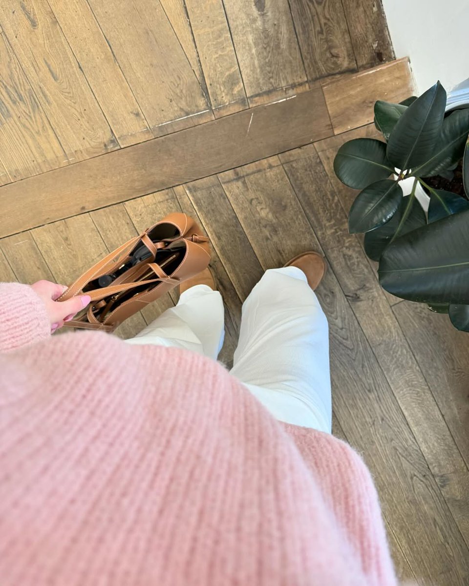 suekindletablet's tweet photo. 🌸✨ Slipping into the softest sweater makes my mood gentle. This simple comfort is my happiness for today.

#OOTD #WinterFashion #CleanGirl #CozyVibes #PinkAesthetic https://t.co/rLnjXg15EW