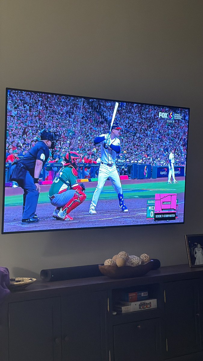 GatorVo8's tweet photo. @WXTX54 PLEASE FIX THIS. can’t see the score. Put the thunder storm warning in a different corner for the love of this great nation. https://t.co/NGBVkV0krC