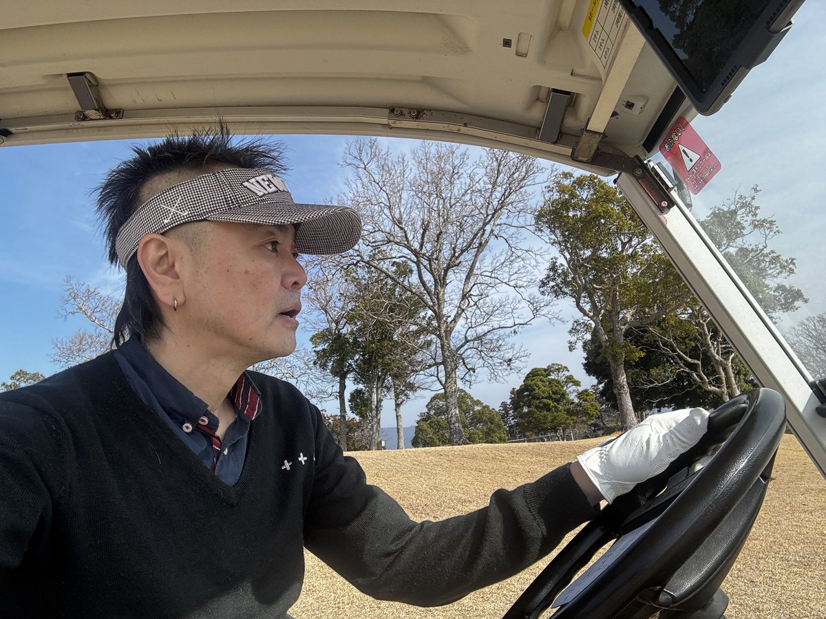 hanaichi871's tweet photo. ゴルフに行ってきましたが、モヒカンサンバイザーは無いと気づいたラウンド
スコアは散々でも楽しかったです！ https://t.co/NAXW7bAaek