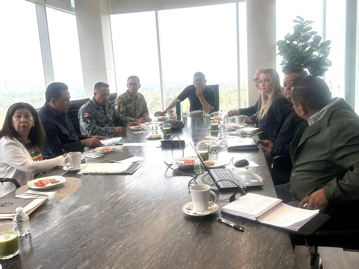 Iniciamos la semana, ahijadxs, trabajando como todos los días por la seguridad de San Luis Potosí. 🛡️

Hoy sostuvimos una reunión interinstitucional con la Fiscalía, el Gabinete de Seguridad y la Guardia Nacional, para dar seguimiento a las estrategias que nos permiten mantener