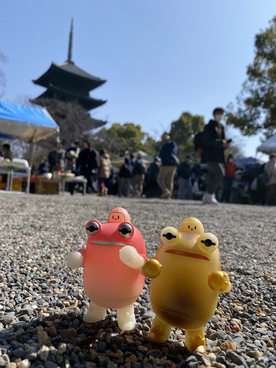 naoneko7032's tweet photo. ケローネンの京都旅🐸
何年ぶりかの弘法市へ
郷土玩具✨

#東寺　#弘法市
#ケローネン https://t.co/HTOjKUdG2s