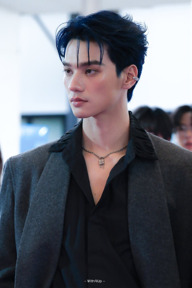 douce 𝜗𝜚 semi ia tweet media